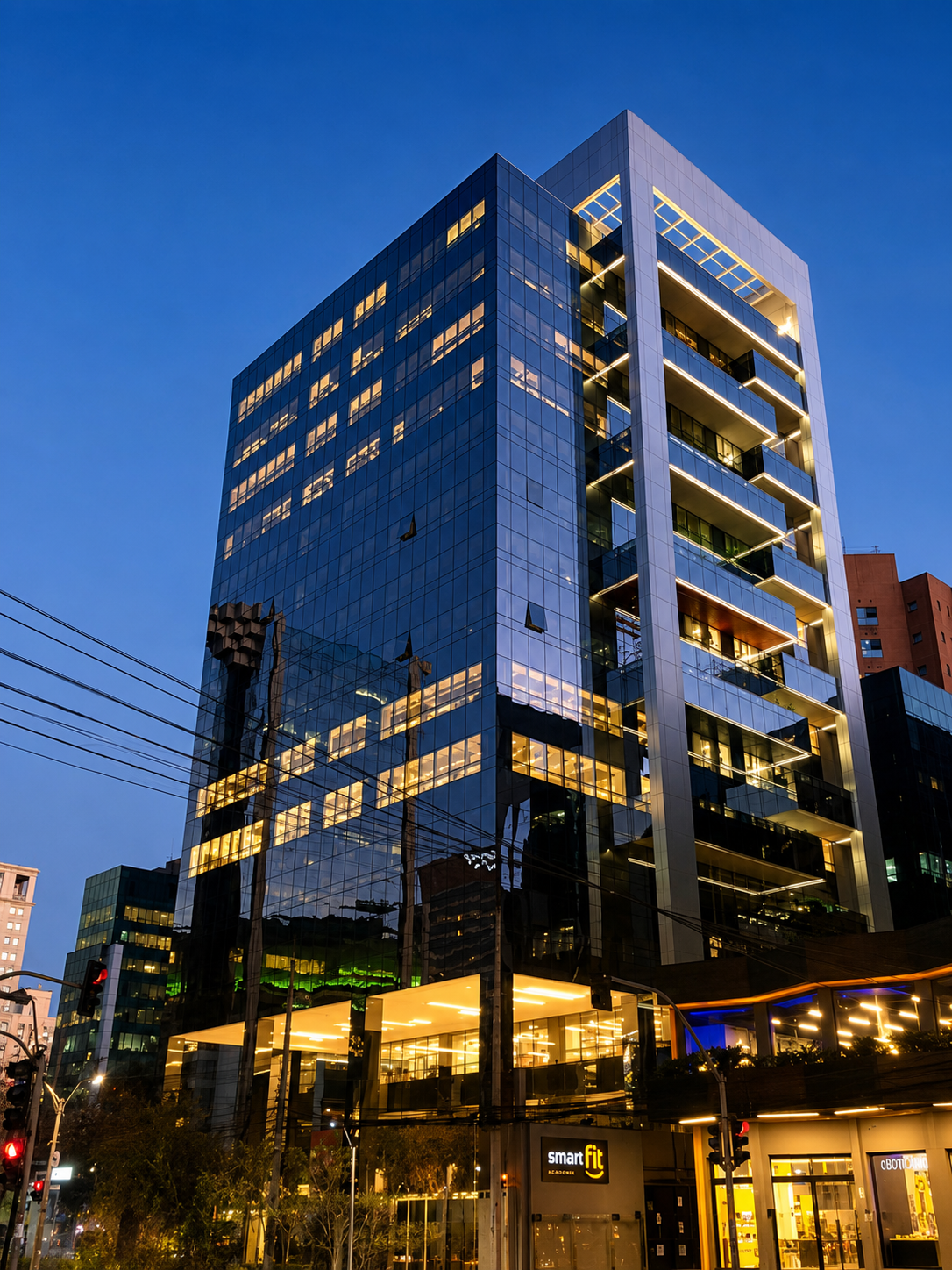 Edifício do Cubo Itaú em São Paulo iluminado ao anoitecer